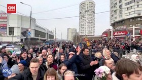 VIDEO: Ratusan Warga Nekat Hadiri Pemakaman Oposisi Rusia Navalny