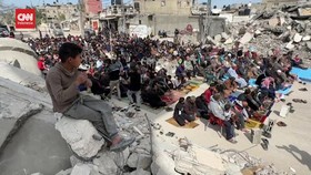 VIDEO: Warga Gaza Salat Jumat di Reruntuhan Masjid Rafah