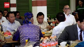 VIDEO: Prabowo Dikerubungi Warga di Warung Bakso Milik Dudung