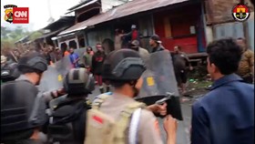 VIDEO: Bentrokan Massa Pendukung Caleg Di Papua Tengah, 1 Warga Tewas