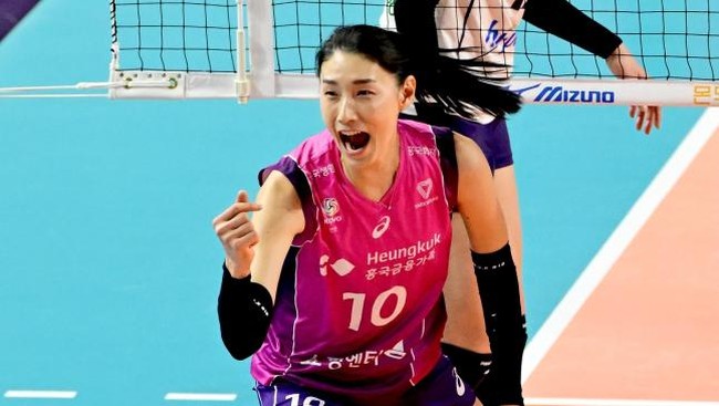 Ratu Voli Korea Kim Yeon Koung mengakhiri laga kandang pamungkas dengan manis bersama Pink Spiders di musim reguler Liga Voli Korea, Sabtu (15/3).