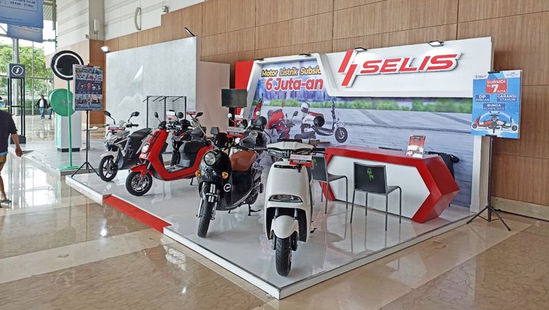 Selis, merek motor listrik ternama menghadirkan tiga motor listrik terbarunya di BCA Expoversary yang berlangsung di Hall 10 ICE BSD