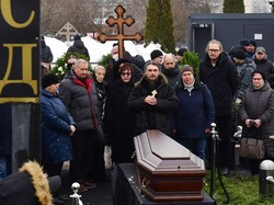 Navalny Dimakamkan di Moskow, Ribuan Pelayat Beri Penghormatan Terakhir
