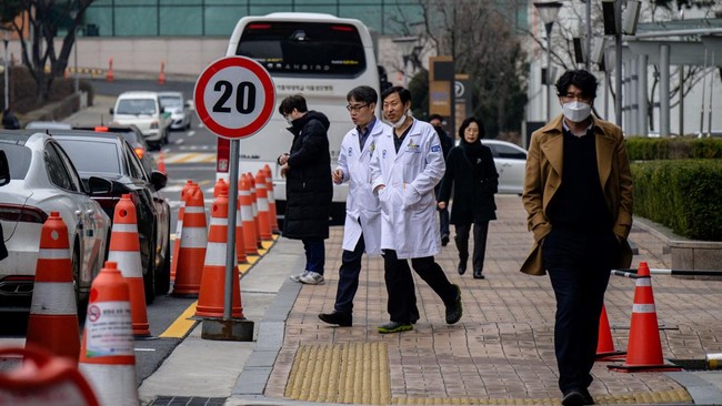 Korea Selatan akan memulai proses penangguhan izin medis 4.900 dokter yang melakukan aksi mogok kerja.