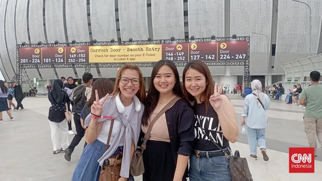 Penonton konser Ed Sheeran: +-=÷x Tour 2024 in Jakarta tak sabar menantikan aksi sang solois di panggung 360 derajat JIS, Sabtu (2/3).
