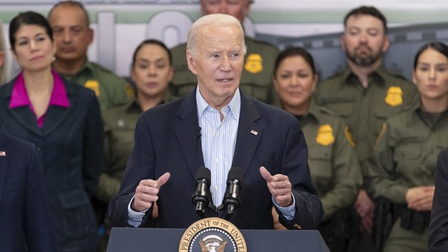 Joe Biden mengatakan AS akan mengikuti Yordania dan banyak negara lainnya dengan mengirimkan bantuan ke Gaza melalui udara. 
