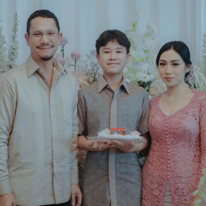 <p>Penikahan Angga dan Dewi berlangsung Rabu, 28 Februari 2024. Acara tersebut dengan mengusung adat Jawa dan berjalan dengan meriah. (Foto: Instagram @dewiandarini dan @anggapuradiredja)<br /><br /></p>