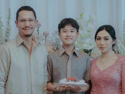 5 Potret Bahagia Angga Maliq & D'Essentials Bersama Istri dan Sang Putra