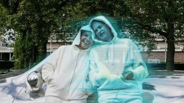 Era Baru Hubungan Manusia-Robot, Perempuan Ini Nekat Nikahi Hologram AI!