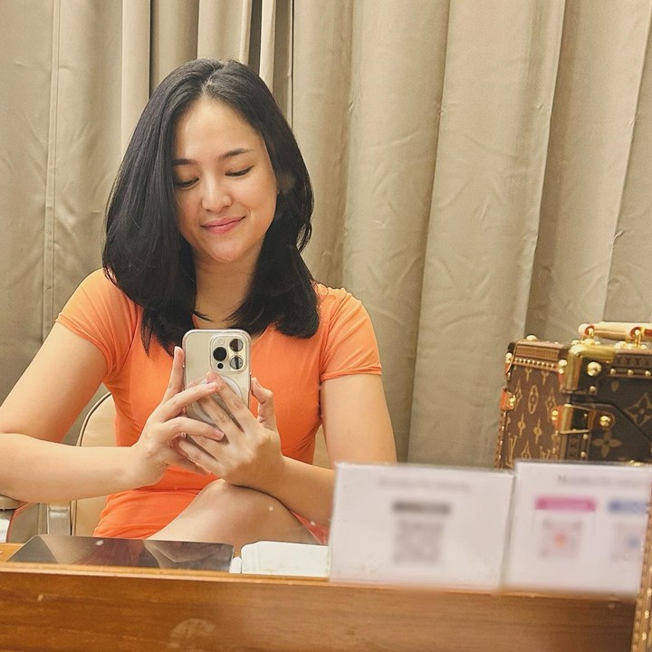 <p>Di sisi lain, penampilan Caca yang terlihat lebih langsing juga membuat netizen tak menyangka. Mereka menilai upaya diet yang dilakukan Caca sukses, nih. "Ini beneran udh sekurus ini??" tanya @mimy****. Marshanda juga terlihat lebih muda ketika meminta pendapat mengenai warna rambut yang cocok untuknya. "Cokelat dewasa cantik, full hitam cantik mudaaaa bgtttt," tulis akun @malina.dja****. (Foto: Instagram @marshanda99)</p><p><br /><br /></p>