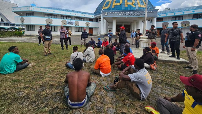 Komisioner KPU Kabupaten Jayawijaya Alpius Asso menjadi korban penganiayaan yang dilakukan sekelompok masyarakat di Gedung DPRD Jayawijaya, Jumat (1/3) siang.