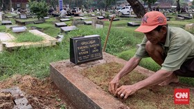 Berkah Penjaga Makam Persolek Pusara Jelang Ramadan