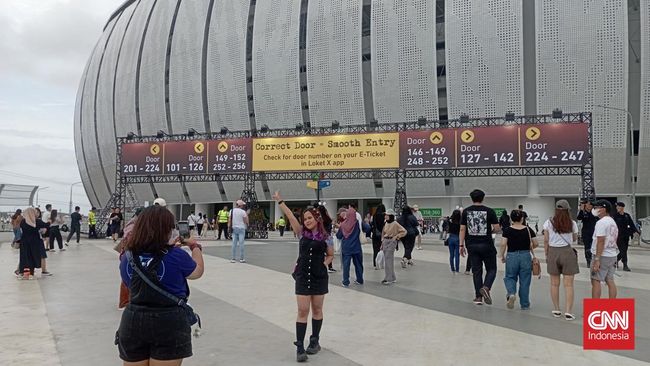 Ribuan fan mulai memadati Jakarta International Stadium (JIS) menjelang konser Ed Sheeran pada Sabtu (2/3) malam.