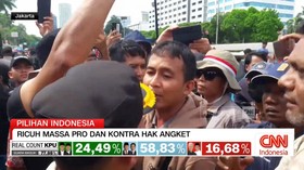 VIDEO: Kericuhan Massa Pro Dan Kontra Hak Angket