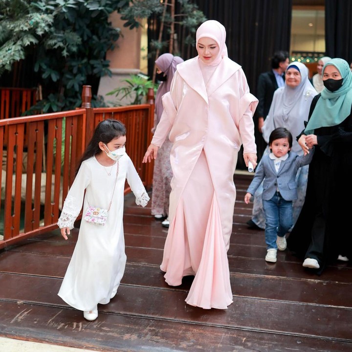 <p>Sibuk menjadi penyanyi kenamaan, tak membuat Diva asal Malaysia, Siti Nuhaliza lupa akan tugasnya sebagai bunda dua orang anak. Dalam berbagai kesempatan, Siti turut mengajak kedua anaknya untuk mendampingi berkegiatan di luar rumah. Siti nampak membiarkan anak-anaknya berjalan di sebelahnya dalam sebuah acara. (Foto: Instagram @ctdk)</p>