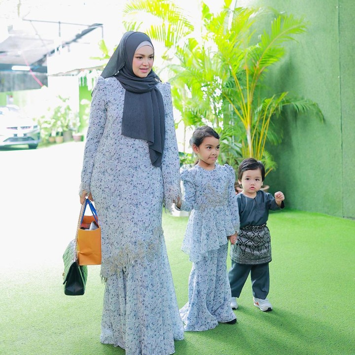 <p>Baju kurung khas Melayu yang dikenakan Siti Nurhaliza bersama Aafiyah membuat padupadan ibu dan anak ini terlihat semakin kompak. Afwa pun tak ketinggalan ikut serta mengenakan pakaian khas Malaysia. Lagi-lagi Siti memilih mengajak anaknya menghadiri sebuah acara, sekali jalan sekalian momong kedua anaknya ya, Bunda. (Foto: Instagram @ctdk)</p>