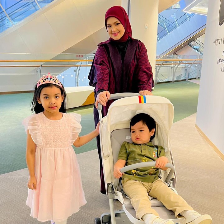<p>Begitu pula saat mengunjungi Korea, Siti nampak mendorong stroller Afwa didampingi Aafiya yang berdandan ala <em>princess</em> di sebelahnya. Kesibukan kerja tak membuatnya kehilangan waktu berharga bersama anak-anaknya. (Foto: Instagram @ctdk)</p>