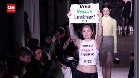 VIDEO: Aktivis Hewan PETA Sela Peragaan Busana Victoria Beckham
