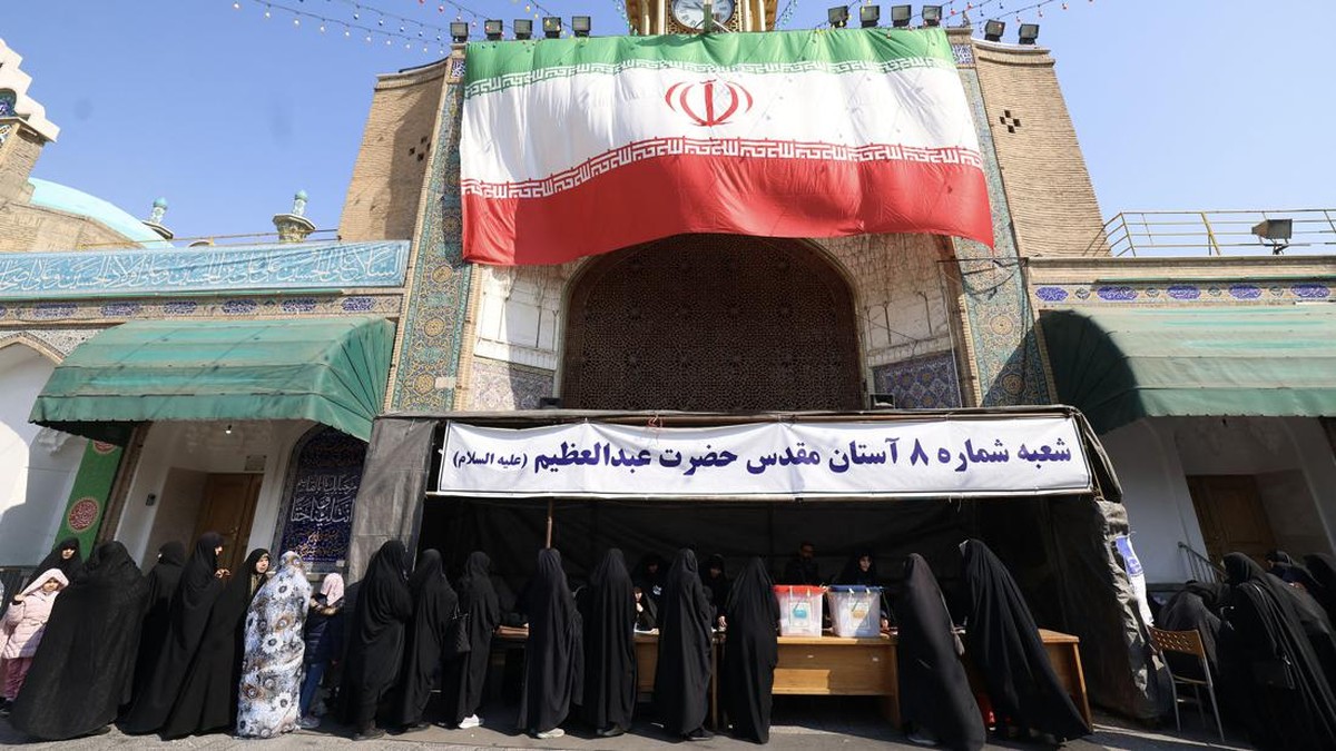FOTO: Unik, Tak Ada Bilik Suara di Pemilu Iran