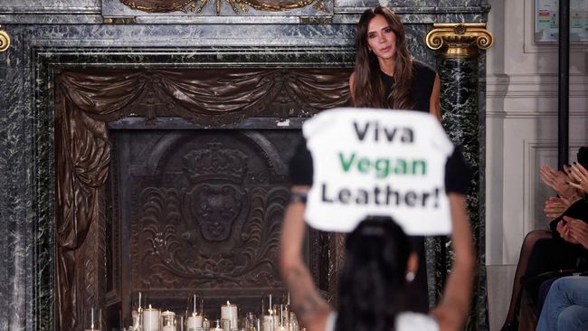 Aktivis pembela hak-hak binatang dari PETA menyela peragaan busana Victoria Beckham di Paris Fashion Week pada Jumat (1/3).