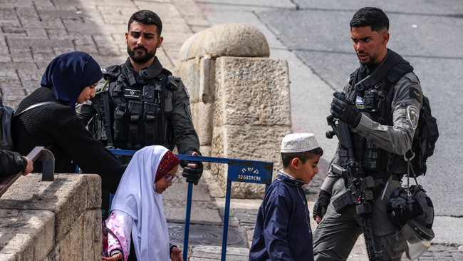 Warga Muslim di Israel banyak yang menghadapi diskriminasi oleh pemerintah maupun individu atau kelompok.