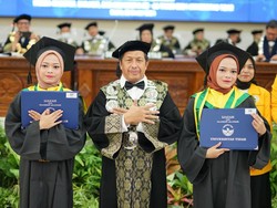 Unik! Wisudawan Kembar Untidar Asal Pacitan Raih IPK yang Sama Persis