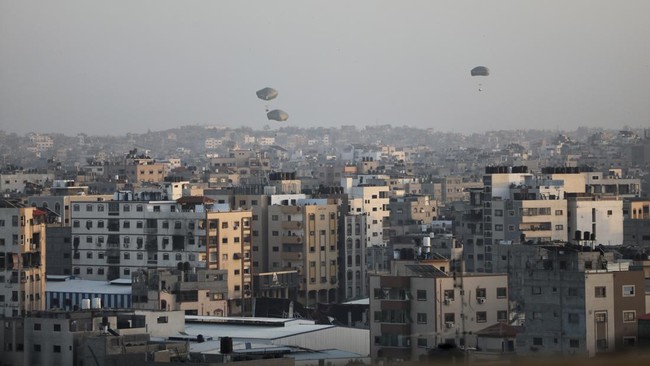 Warga Palestina sebut pengiriman bantuan lewat udara tidak ada gunanya, karena jatuh ke laut dan wilayah yang dikuasai tentara Israel.