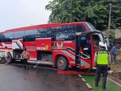 Bus Mogok Melintang di Tengah Jalan Juanda Depok, Lalin ke Margonda Macet
