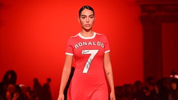 Argentine-Spanish influencer Georgina Rodriguez presents a creation by Vetements for the Women Ready-to-wear Fall-Winter 2024/2025 collection as part of the Paris Fashion Week, in Paris on March 1, 2024. (Photo by MIGUEL MEDINA / AFP)