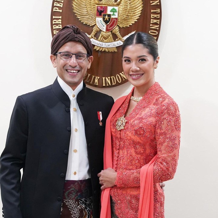 <p>Melihat keharmonisan keduanya, tak jarang juga netizen yang penasaran dengan sosok Franka, Bunda. Usut punya usut, dia adalah lulusan dari universitas di tiga negara, yakni Hogeschool Rotterdam Belanda, Northumbria University di Inggris, dan Raffles Design Institute di Singapura. (Foto: Instagram@frankamakarim)</p>