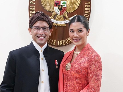 Terpopuler: Potret Menteri Nadiem Makarim Bareng Istri