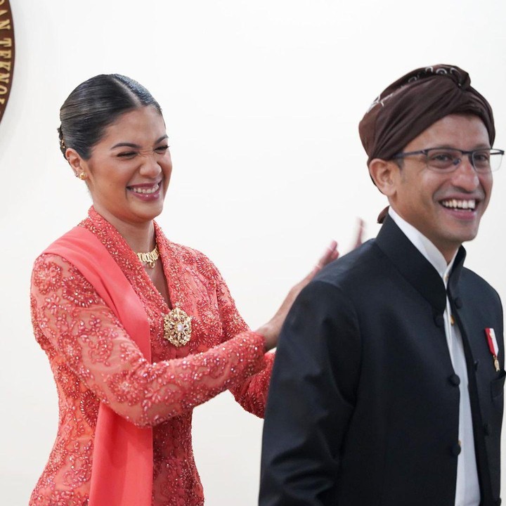 <p>Lewat laman media sosial masing-masing, keduanya beberapa kali terlihat mengunggah potret bersama. Bahkan, mereka juga tak sungkan memamerkan kemesraannya seperti potret yang berikut ini. "Harus usaha buat serius kalo foto sama <em>@nadiemmakarim,"</em> tulis sang istri. (Foto: Instagram@frankamakarim)</p>