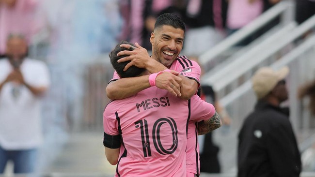 Luis Suarez tampil impresif dengan catatan dua gol dan dua assist. Salah satunya untuk gol sundulan Lionel Messi.
