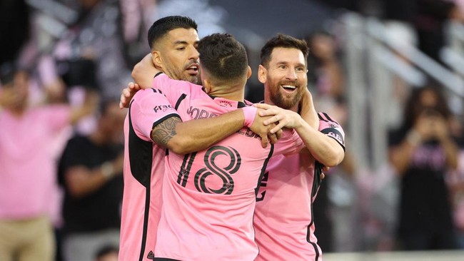 Luis Suarez dan Lionel Messi masing-masing berhasil mencetak dua gol dan membawa Inter Miami menang telak 5-0 atas Orlando City dalam laga MLS.