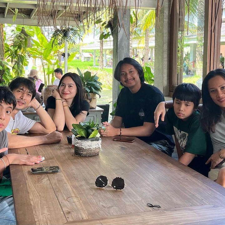 <p>Aktor tampan Abimana Aryasatya resmi menikah dengan Inong Ayu pada 2001. Kini, keduanya telah dikaruniai empat anak. Mereka adalah Belva Ugraha, Satine Zaneta, Bima Bijak, dan Arsanadi Sarka. (Foto: Instagram@inong_ayu)</p>
