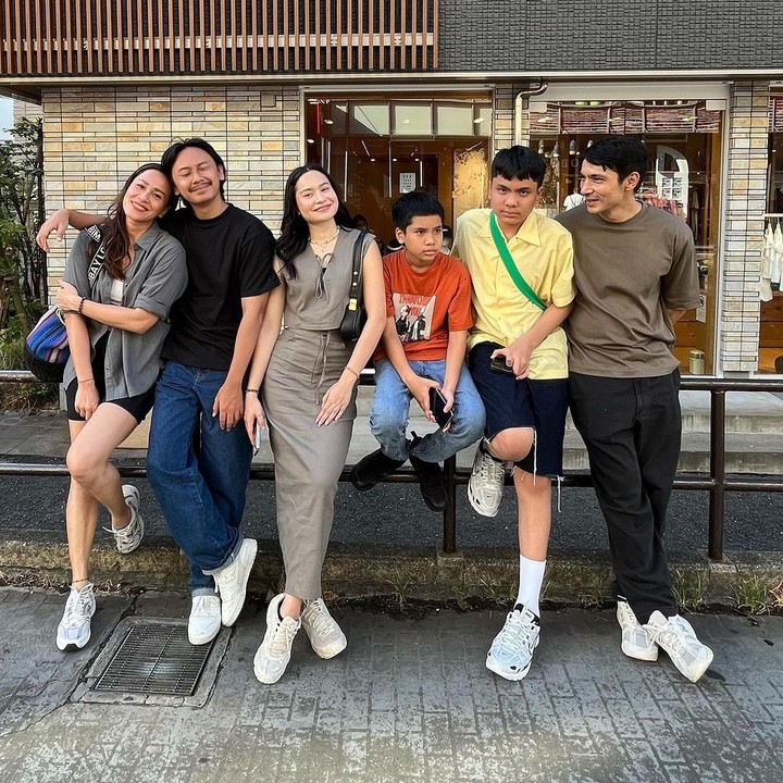 <p>Ketika mengunggah potret bersama anak-anak, ternyata tidak sedikit netizen yang salah fokus dengan putra sulung mereka. Banyak yang mengatakan Belva memiliki kemiripan dengan artis Vincent Rompies. "Anaknya cowo paling gede aga mirip Vincent ga sii," tulis akun <em>@vinz_****.</em> (Foto: Instagram@inong_ayu)</p>