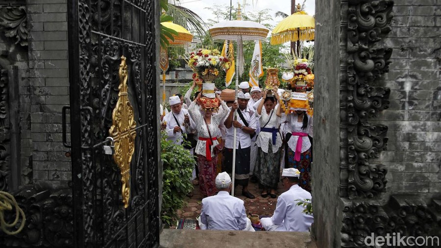 Umat Hindu melaksanakan rangkaian upacara Melasti di Pura Segara, Jakarta, Minggu (3/3/2024).