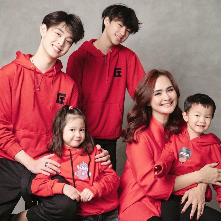 <p>Bunda empat anak ini mengatakan anak-anaknya itu tumbuh tanpa figur seorang ayah. Meski begitu, Natalie selalu menerima keadaan. (Foto: Instagram@nat_grtm)</p>