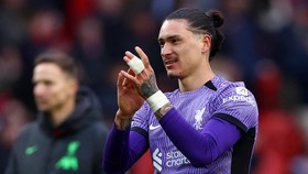 Jadi Pahlawan Liverpool, Nunez 'Lengket' Dipeluk Klopp