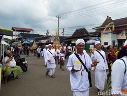 Jelang Nyepi, Umat Hindu Mendak Tirta di Umbul Siti Hinggil Boyolali
