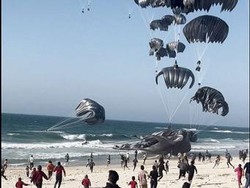 AS Kirim Bantuan Pangan Perdana ke Gaza, Diterjunkan dari Udara