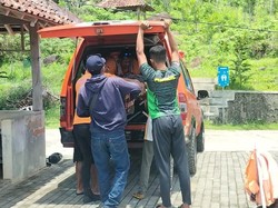 Keasyikan Selfie, 2 Wisatawan Digulung Ombak Pantai Watu Lumbung