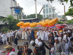 Meski Gerimis, Puluhan Ribu Umat Muslim Tetap Hadiri Ziarah Kubra