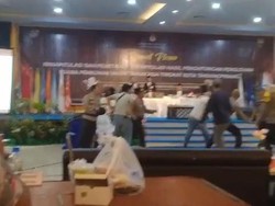 Pleno KPU Tanjungpinang Ricuh, Saksi Lempar Mikrofon Hingga Pukul Polisi