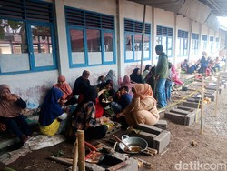 Keseruan Sambut Ramadan Ala Warga Sumedang Lewat Gembrong Liwet