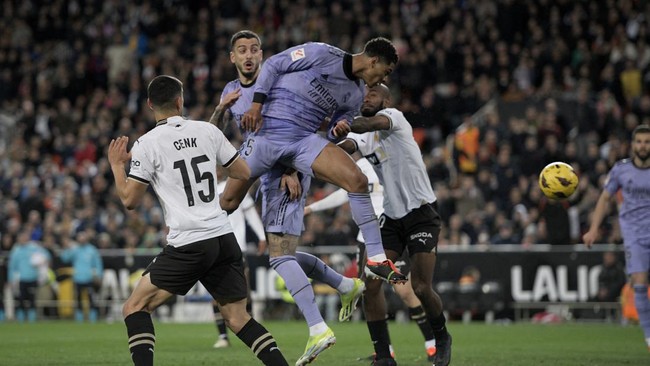 Laga Valencia vs Real Madrid diwarnai keributan karena gol Jude Bellingham dinyatakan tidak sah lantaran peluit akhir wasit lebih dulu berbunyi.