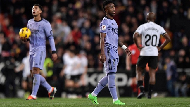 Kontroversi mewarnai duel Valencia vs Real Madrid yang berakhir 2-2 pada lanjutan Liga Spanyol di Stadion Mestalla, Minggu (3/3) dini hari WIB.