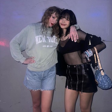 Foto Bareng, 6 Potret Lisa BLACKPINK Nonton Konser Taylor Swift di Singapura