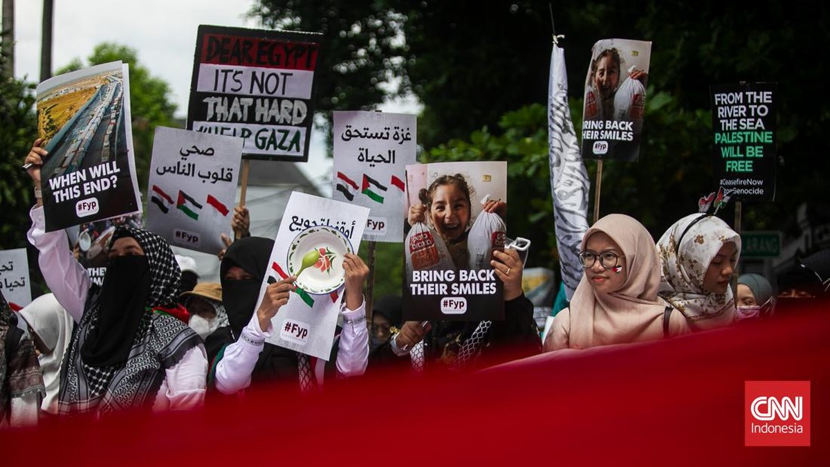 FOTO: Emak-emak Bawa Panci, Ikut Aksi Bela Palestina di Kedubes Mesir