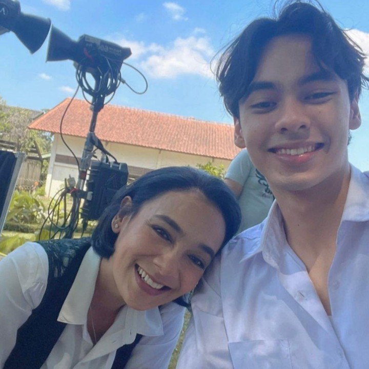 <p>Fattah Syach adalah anak pasangan artis Attar Syach dan Ananda Faturrahman. Ia merupakan anak pertama dari tiga bersaudara, Bunda. Fattah kini berusia 18 tahun dan sudah menunjukkan bakat di bidang seni peran. Ia mengawali debut lewat film bioskop berjudul <em>Argantara.</em> (Foto: Instagram @ananda_faturrahman)</p>